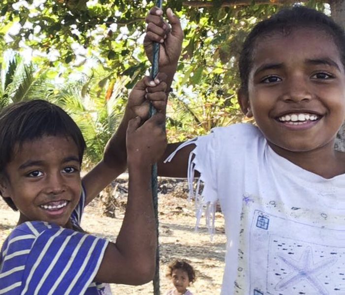 Leende barn i vänliga Östtimor.