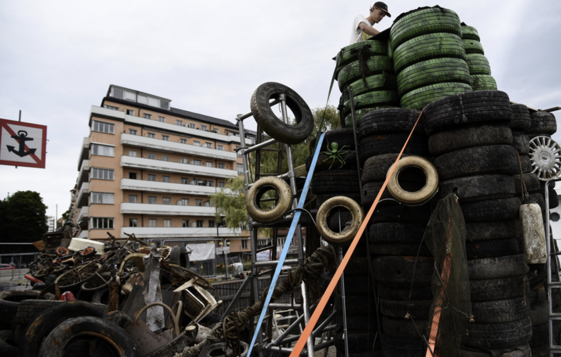 Skräp som projektet Rena Mälaren tagit upp från Riddarfjärden, som nu används för att bygga en installation av Stockholms stadshus.