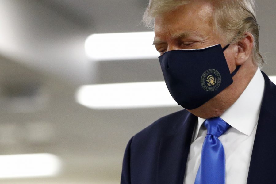 Efter att länge varit högljudd motståndare till att bära mask visade sig Trump nyligen med en svart ansiktsmask.
