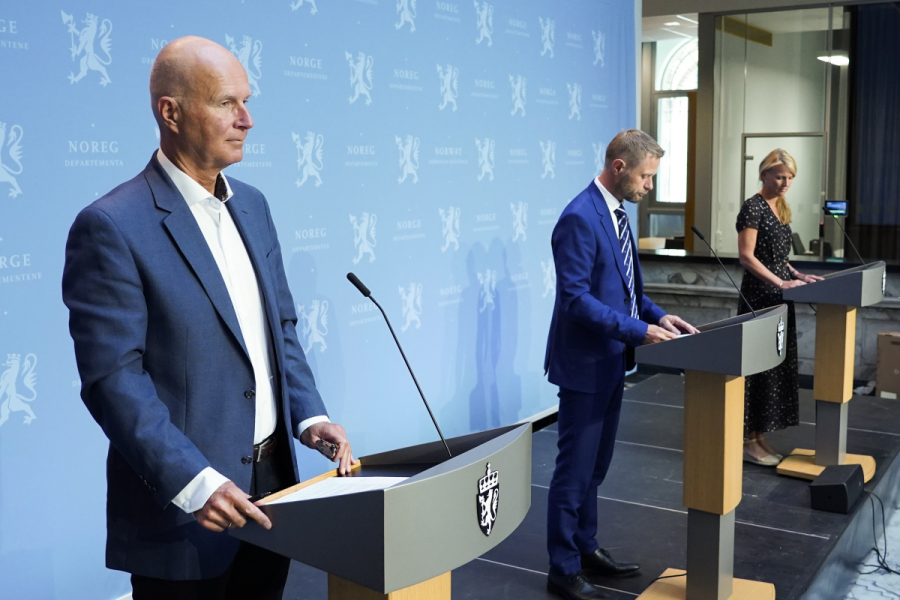 Hälso- och omsorgsminister Bent Høie (H), hälsodirektör Bjørn Guldvog och avdelningsdirektör Folkehälsoinstitutet Line Vold.