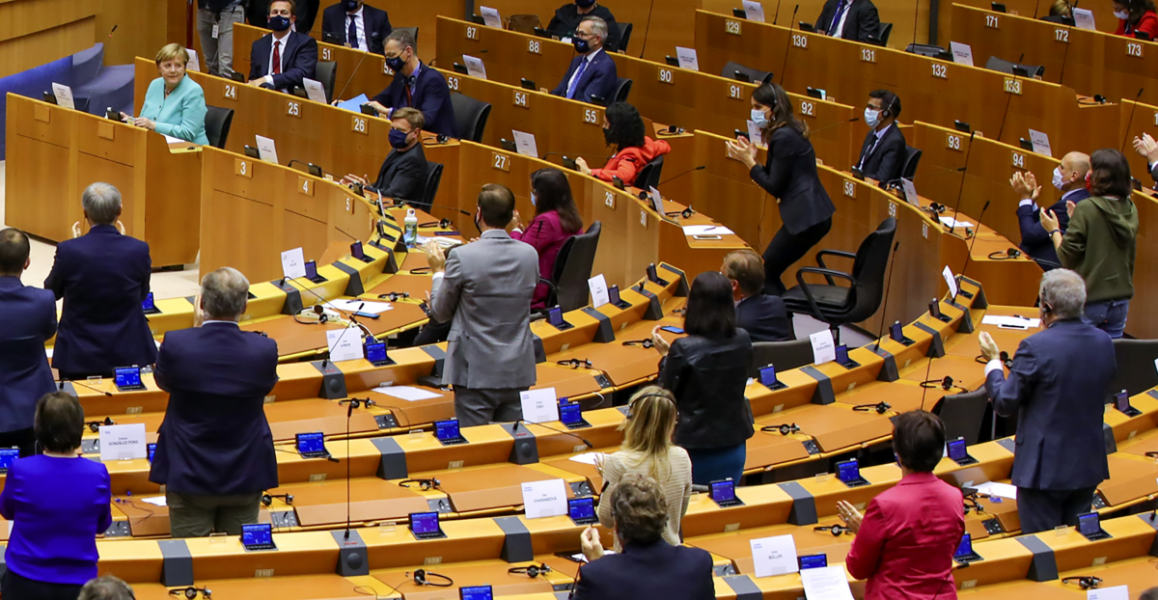 EU-parlamentets ledamöter applåderar Tysklands förbundskansler Angela Merkel efter ett tal i början av juli.