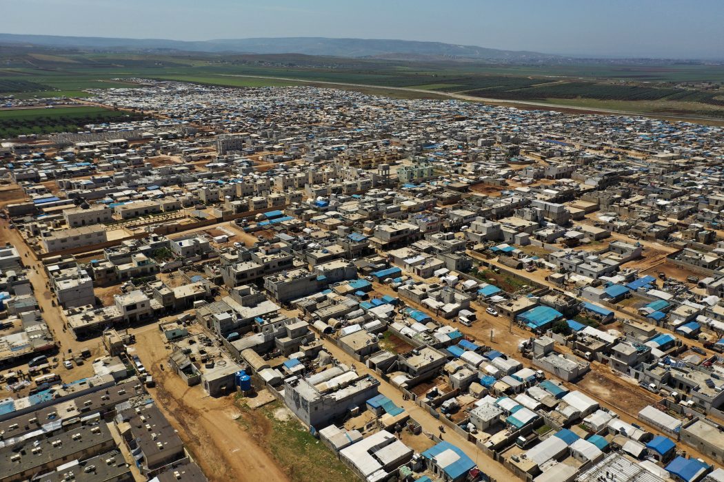 Vy över ett stort flyktingläger mellan Turkiet och Syrien, på den syriska sidan av gränsen.