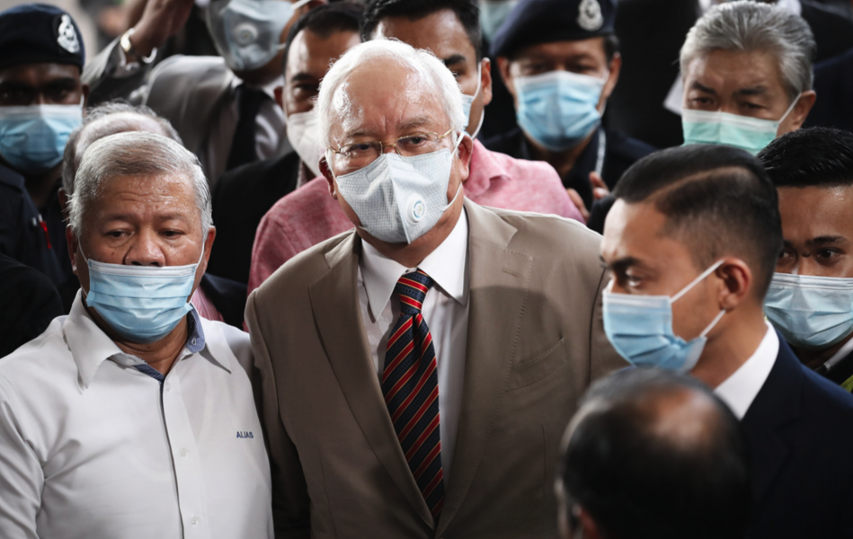 Malaysias tidigare premiärminister Najib Razak utanför domstolen i Kuala Lumpur.