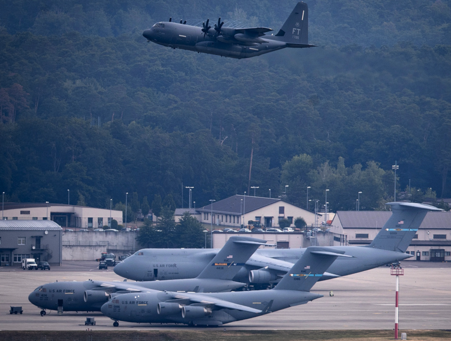 Ett amerikanskt militärflyg lyfter från en bas i tyska Ramstein.