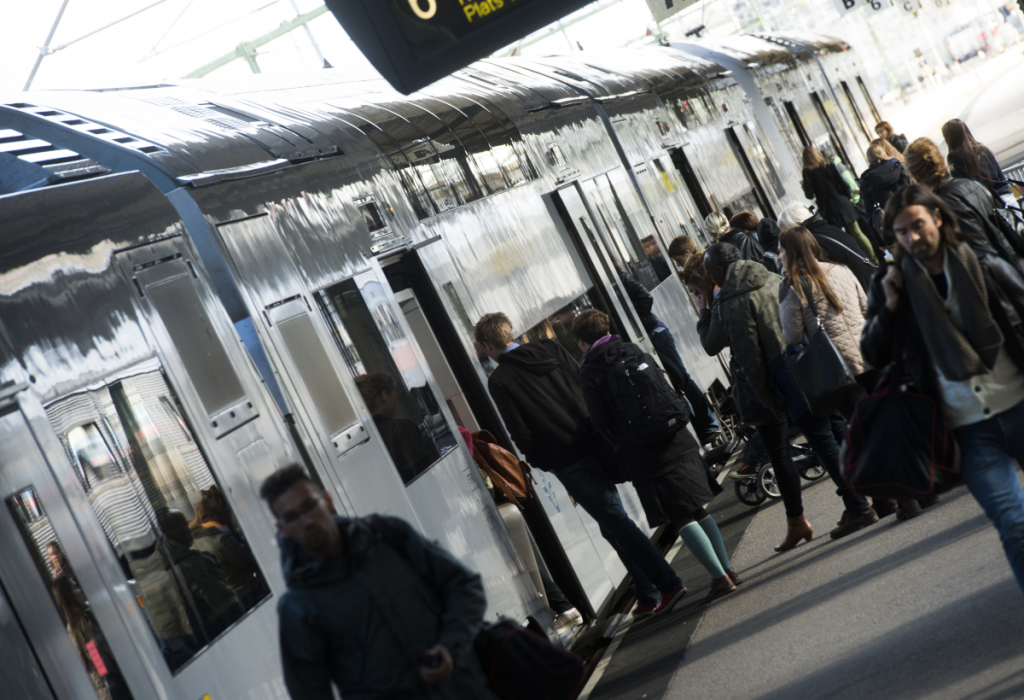 En anställning med ograverade dagar lockar människor från hela världen.