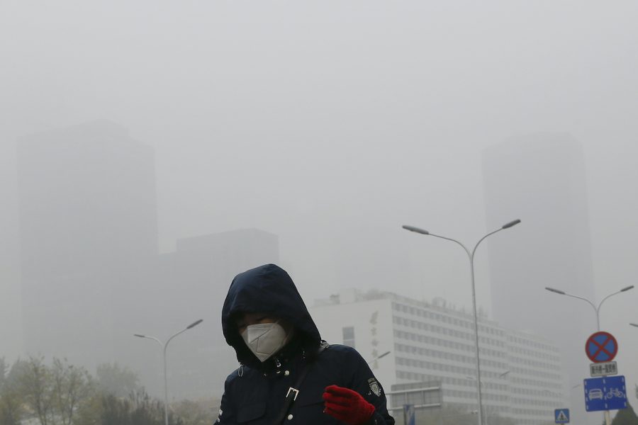 Tiotusentals människor beräknas ha dött i år till följd av luftföroreningar i Peking och Shanghai.