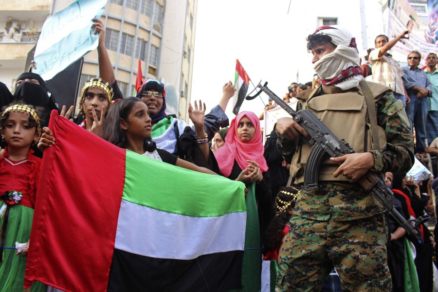 En ung flicka håller upp Förenade Arabemiratens flagga under en protest i staden Aden för ett självständigt Sydjemen, september 2019.