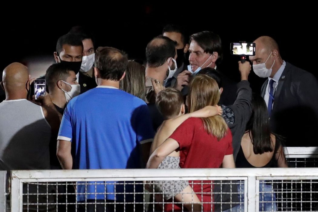 Bolsonaro kritiseras för att inte tagit pandemin på allvar.