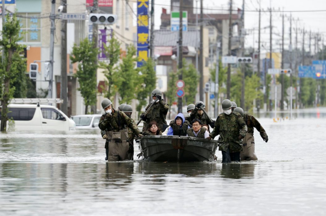 Räddningsoperationerna fortsätter på obestämd tid i södra Japan, där skyfallen inte upphört.