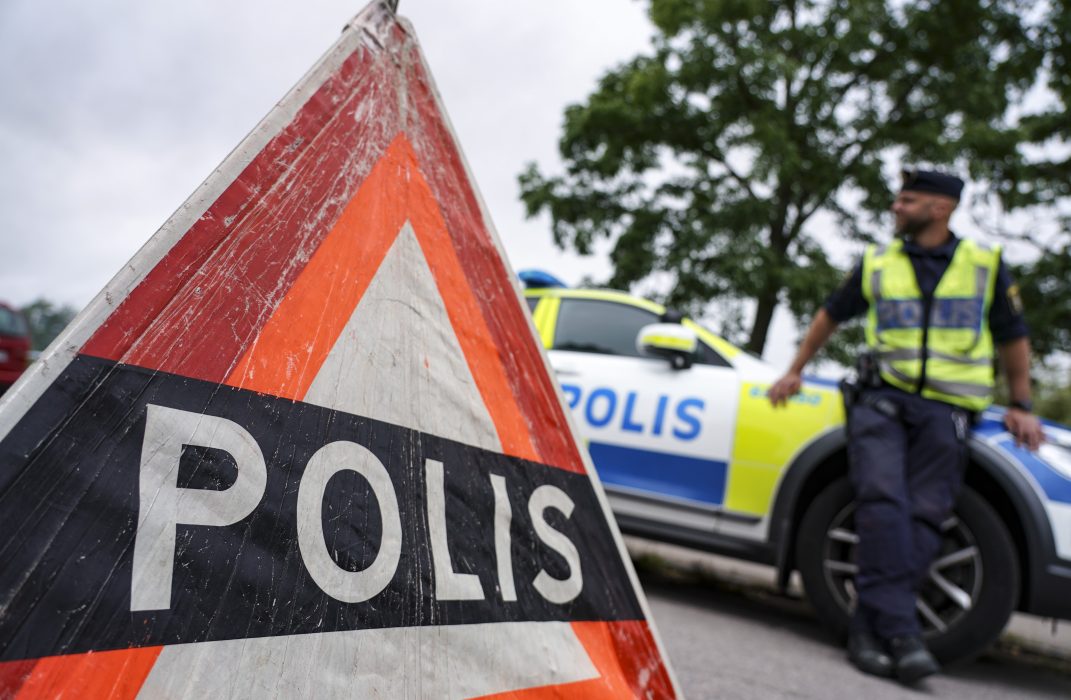 Medan vissa anser att polisen behövs för att skapa trygghet hävdar andra det motsatta – att polisen snarare är en del av statens våldsmakt.