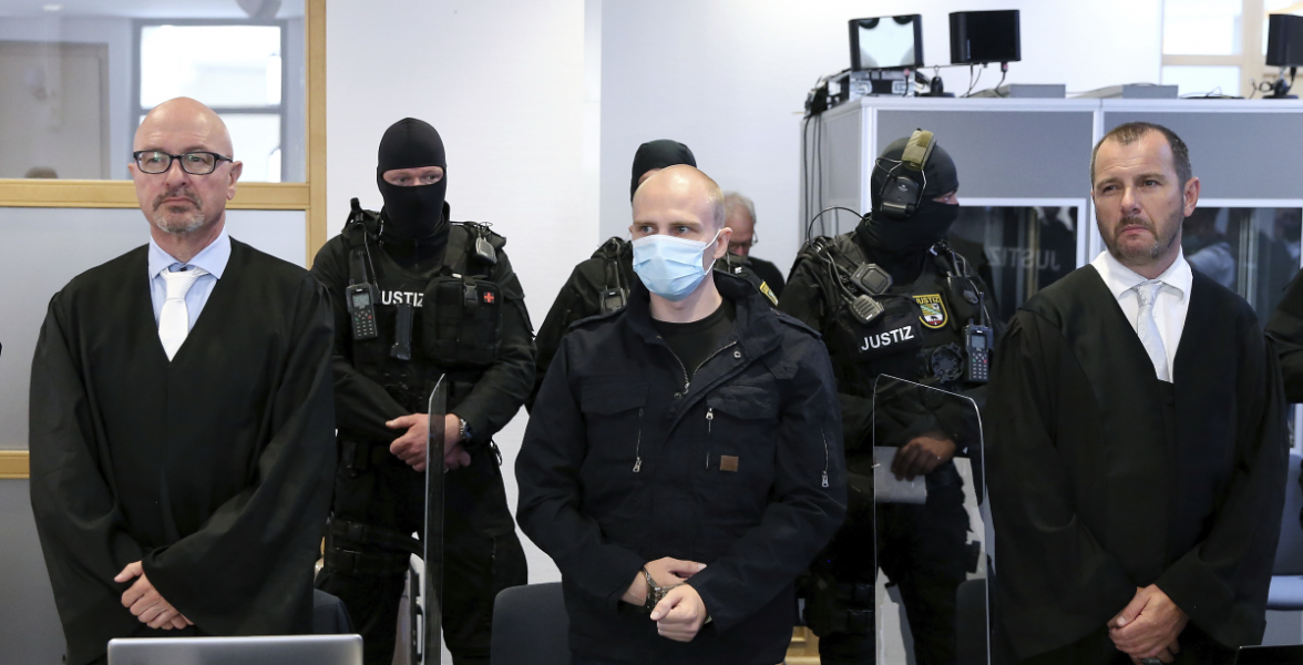 Anklagade Stephan Balliet i mitten med sina advokater Hans-Dieter Weber, till vänster, och Thomas Rutkowsk,i till höger.