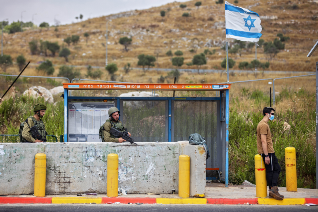 Israeliska soldater vid en busshållplats utanför Nablus på Västbanken.
