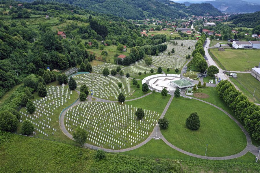 Begravningsplatsen i Potocari, nära Srebrenica, den 8 juli 2020.