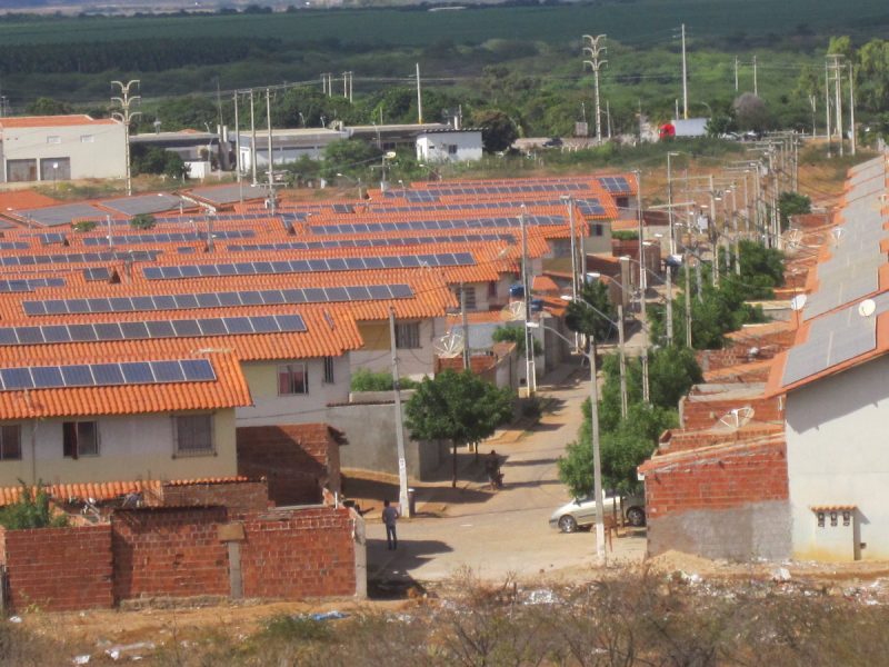 Över 9 000 solpaneler har installerats på taken i detta fattiga område i utkanten av staden Juazeiro.