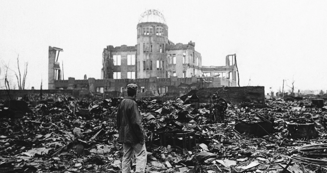 En krigskorrespondent står i Hiroshimas ruiner bara några veckor efter atombomben.