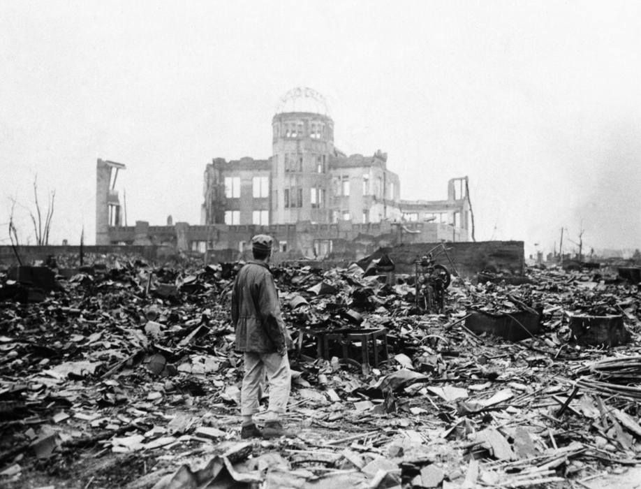 En man står bland Hiroshimas spillror den 8 september 1945, drygt en månad efter att bomben ödelade staden.