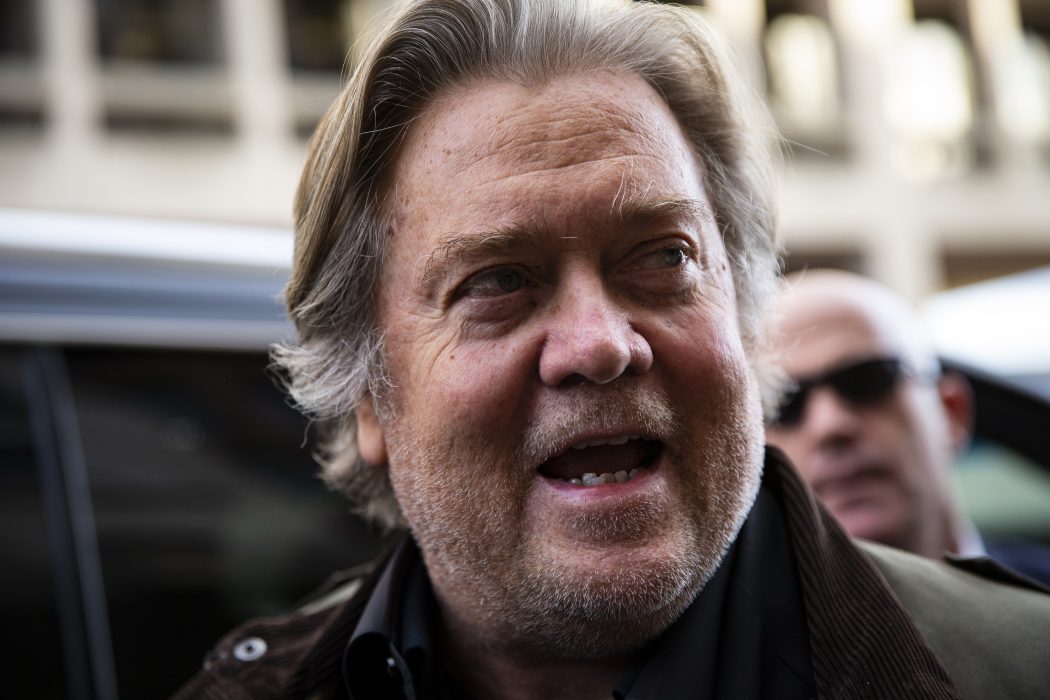 Steve Bannon åtalas för att ha lurat människor som donerat pengar för att bygga en mur mot Mexiko.
