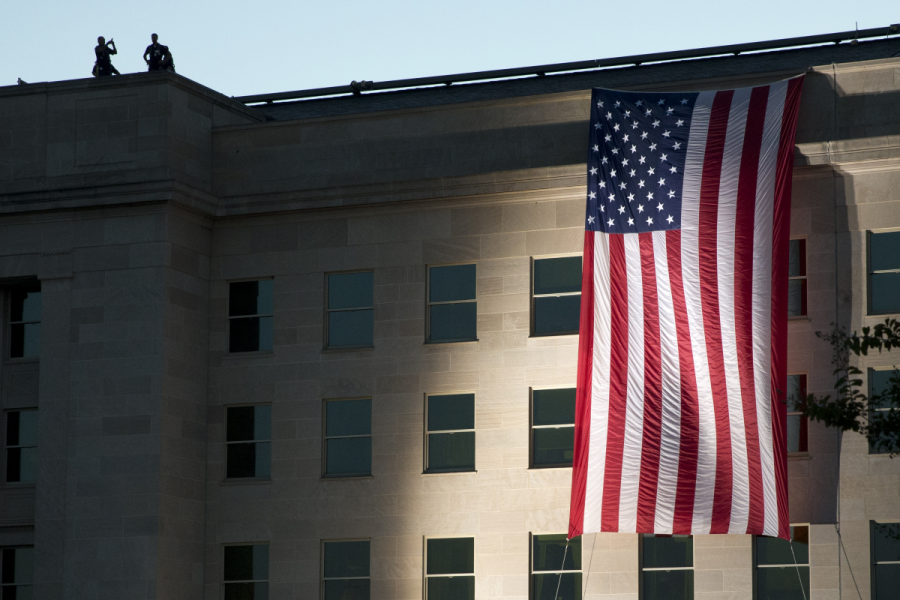 En amerikansk flagga hängd över Pentagon.