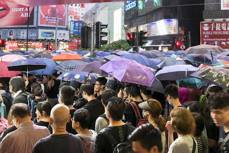 På grund av låga löner och höga bostadskostnader har många Hongkongbor inte råd att emigrera.