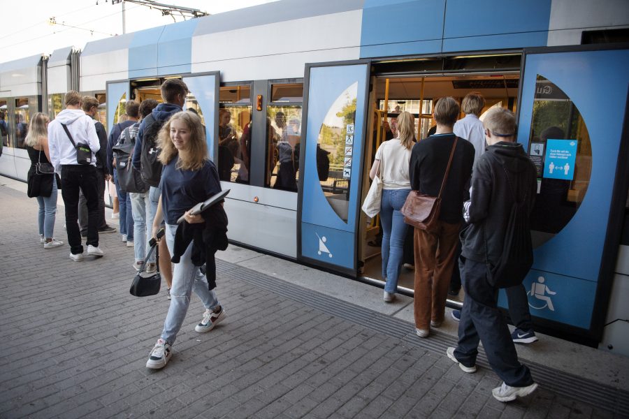 Resenärer vid Gullmarsplans tunnelbanestation i Stockholm.