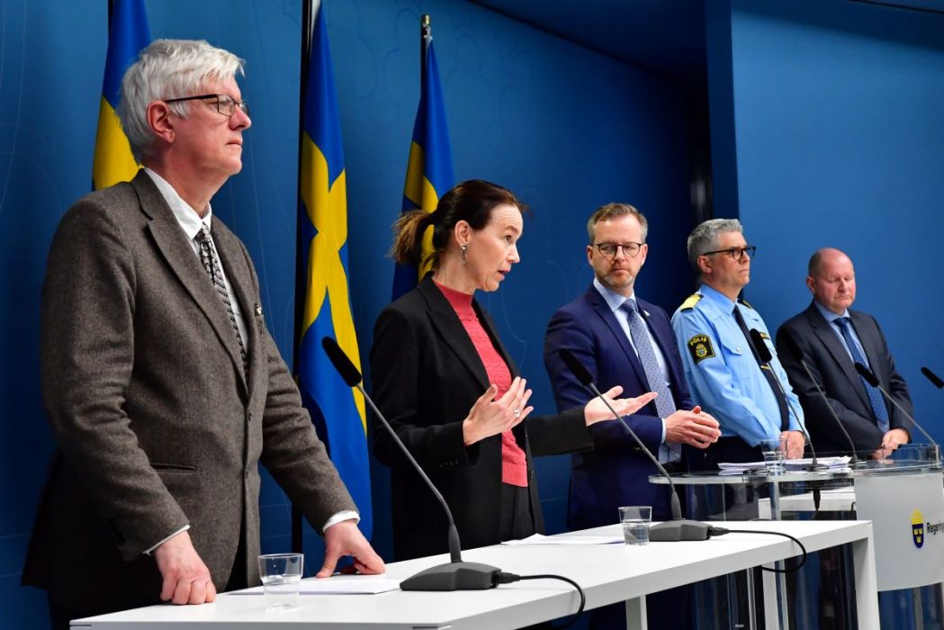 Folkhälsomyndighetens Johan Carlson och Socialstyrelsens Olivia Wigzell (närmast i bild) är två av de myndighetschefer som fått störst relativ löneökning.