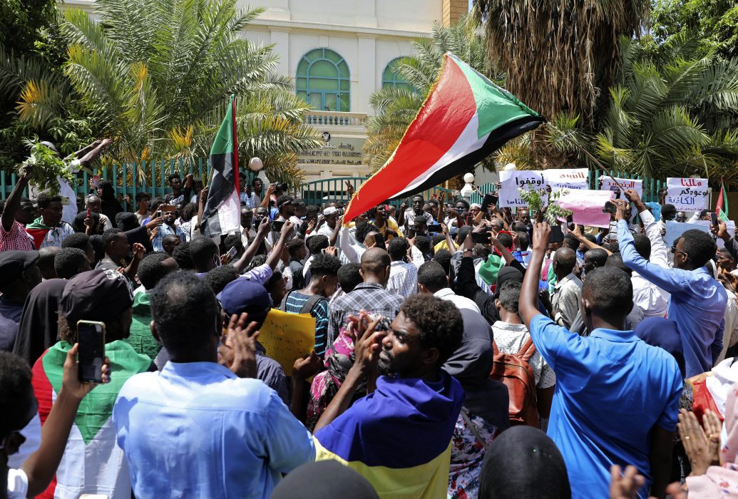 Sudanesiska demonstranter protesterar i regeringskvarteren i Khartum ett år efter maktdelningsavtalet med landets militär.