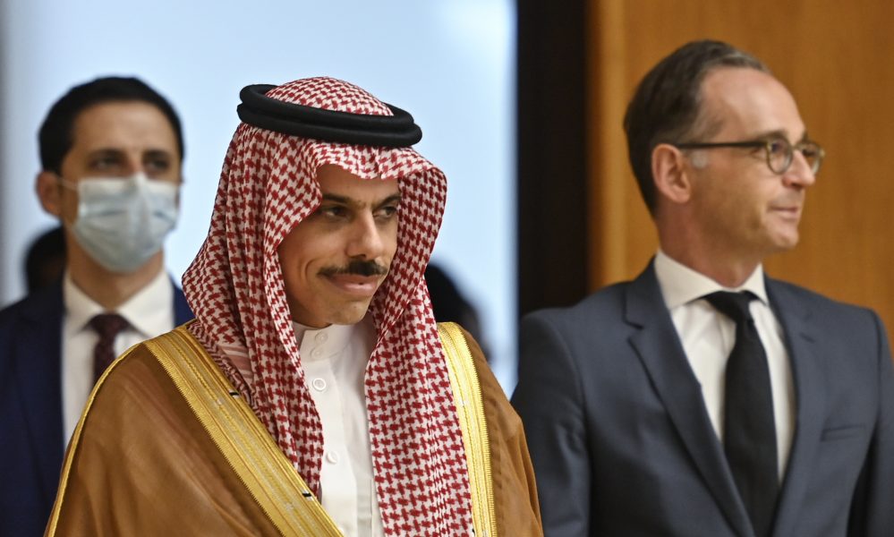 Saudiarabiens utrikesminister Prins Faisal bin Farhan och Tysklands utrikesminister Heiko Maas under en gemensam presskonferens i Berlin.