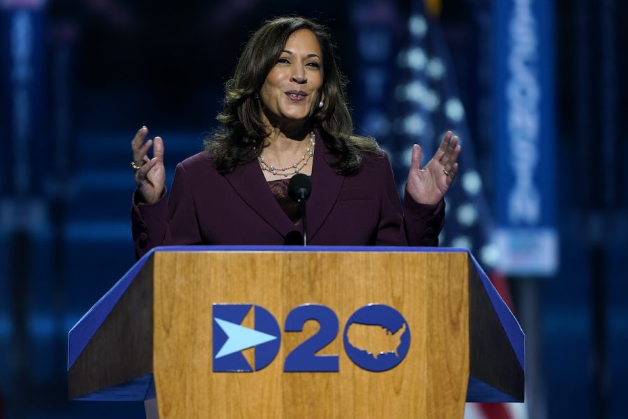 Demokraternas vicepresidentkandidat Kamala Harris håller sitt tal i Wilmington, Delaware.