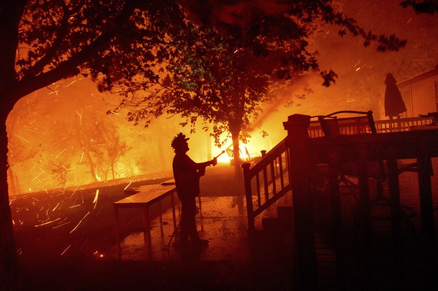 En brandman i Vacaville, i den amerikanska delstaten Kalifornien, kämpar mot lågorna.