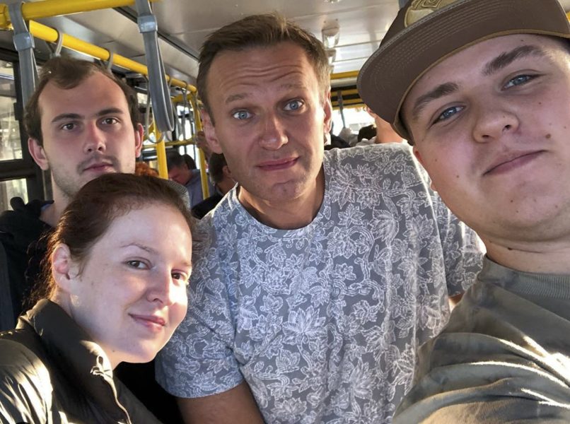 Den ryske oppositionspolitikern Aleksej Navalnyj (i mitten) i bussen på väg till flygplatsen i Tomsk, kort innan han insjuknade.