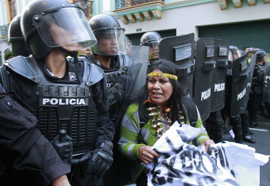 Protester i Ecuadors huvudstad Quito 2013 mot beslutet att tillåta oljeborrning i Amazonas.
