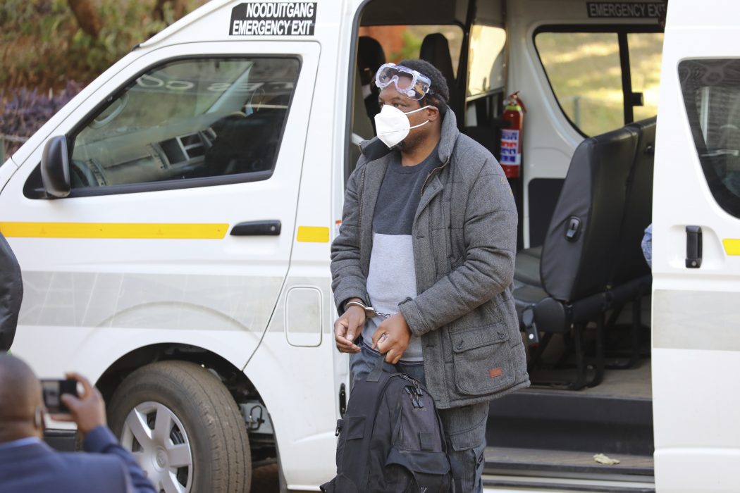 Hopewell Chin'ono anländer till domstolen i Harare den 22 juli.