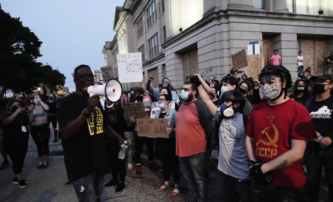 Människor protesterar mot skjutningen av Jacob Blake i Kenosha.