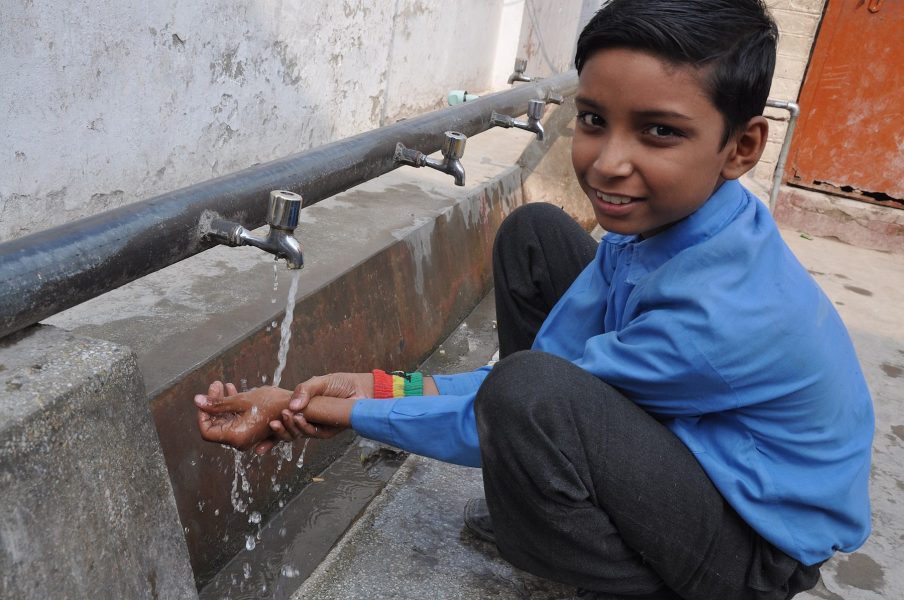 En elev i Pakistan tvättar händerna.