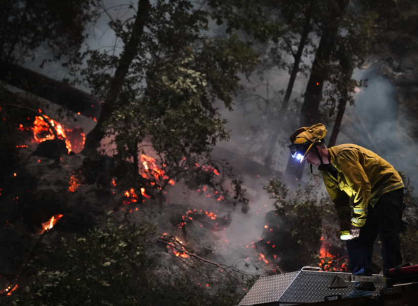 En brandman i Kalifornien kämpar mot elden.