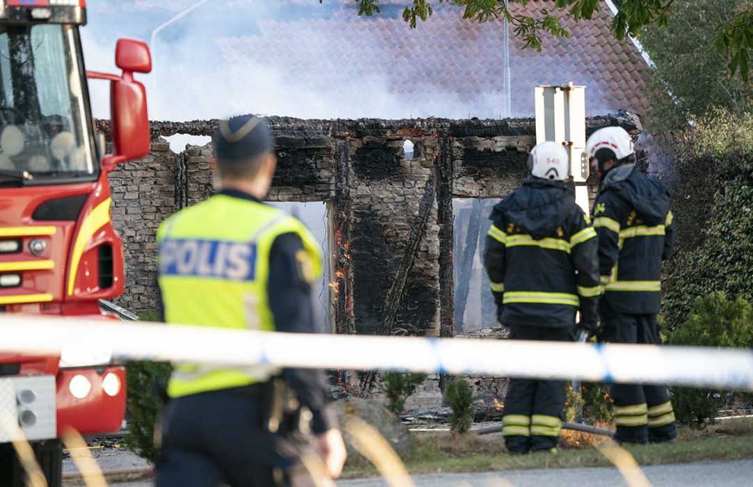 Polisen spärrar av kring branden på SLU Alnarp tidigt på onsdagsmorgonen.