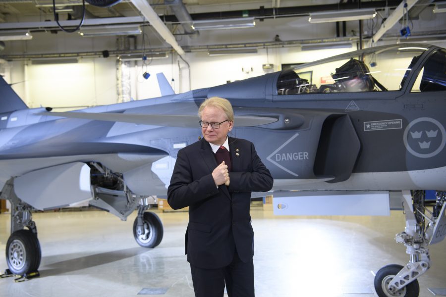 Försvarminister Peter Hultqvist hoppas att Saab ror i land affären med Kanada.