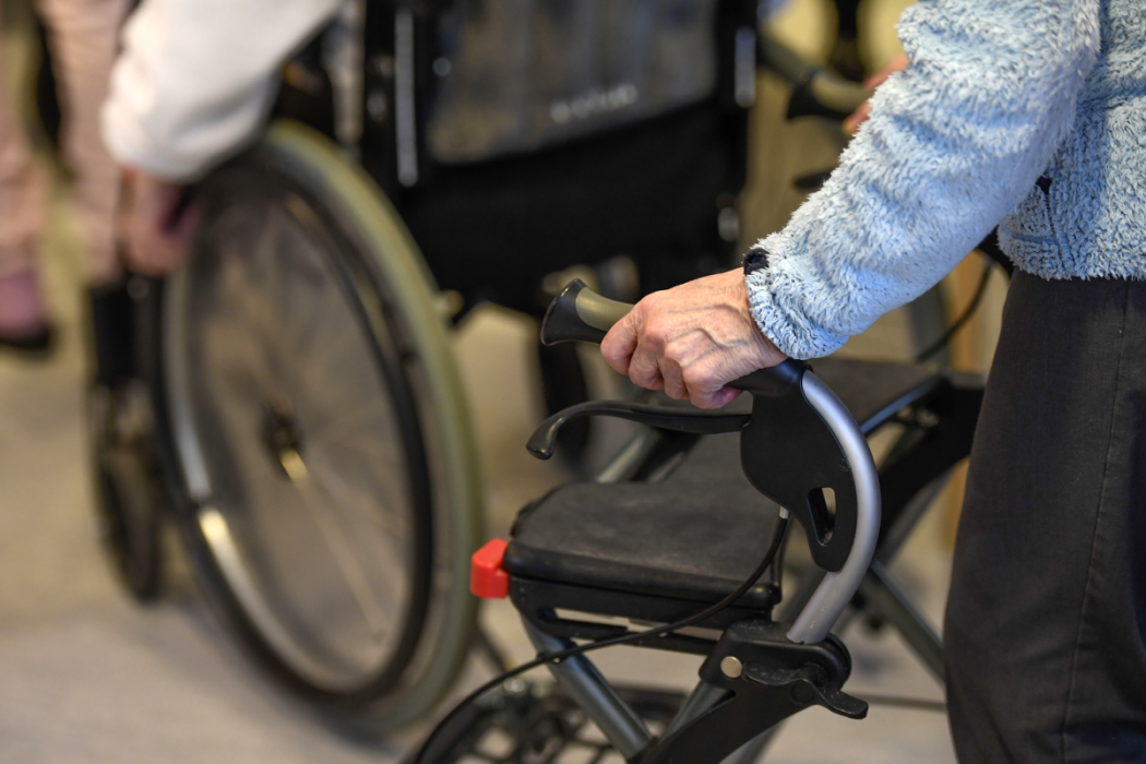 En mindre andel av alla som sjukhusvårdats för covid-19 kommer från äldreboenden.