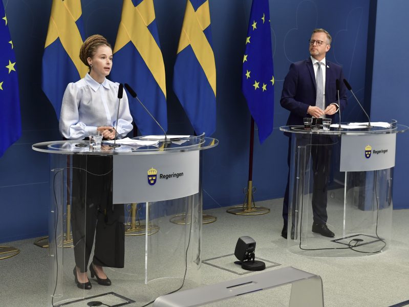 Amanda Lind (MP), kultur och demokratiminister, och Mikael Damberg (S), inrikesminister, under fredagens pressträff.