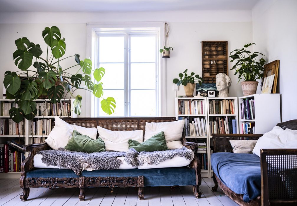 Huset har en generös takhöjd och stora spröjsade fönster.
