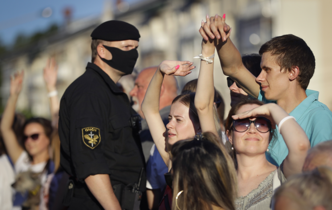 Anhängare till oppositionspolitikern Svetlana Tichanovskaja under torsdagens protester i Minsk.