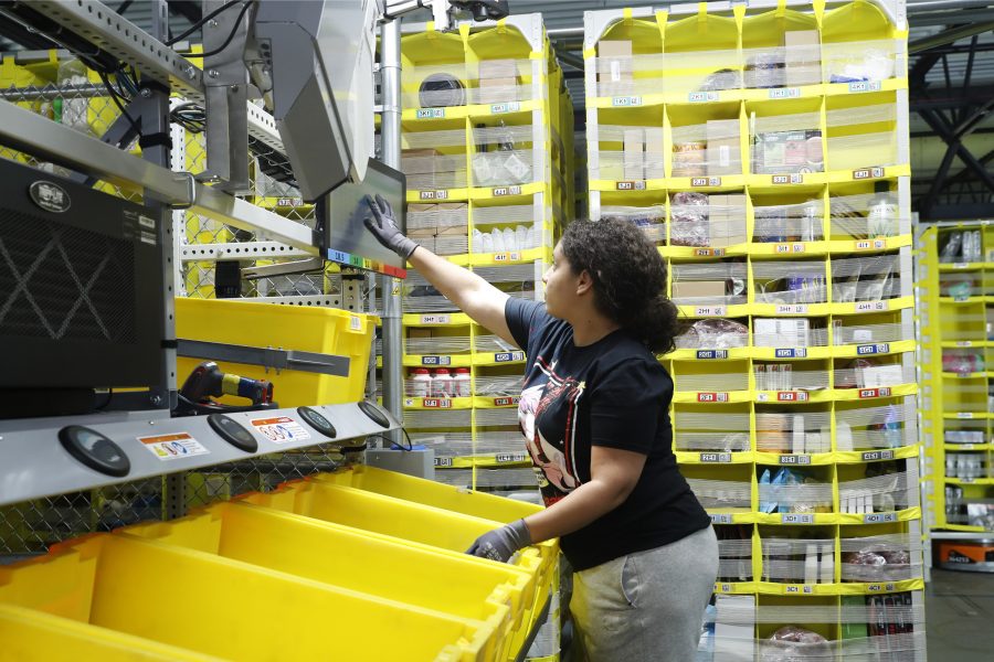 En arbetare lägger ordrar på Amazon Fullfillment Center i Staten Island, New York.