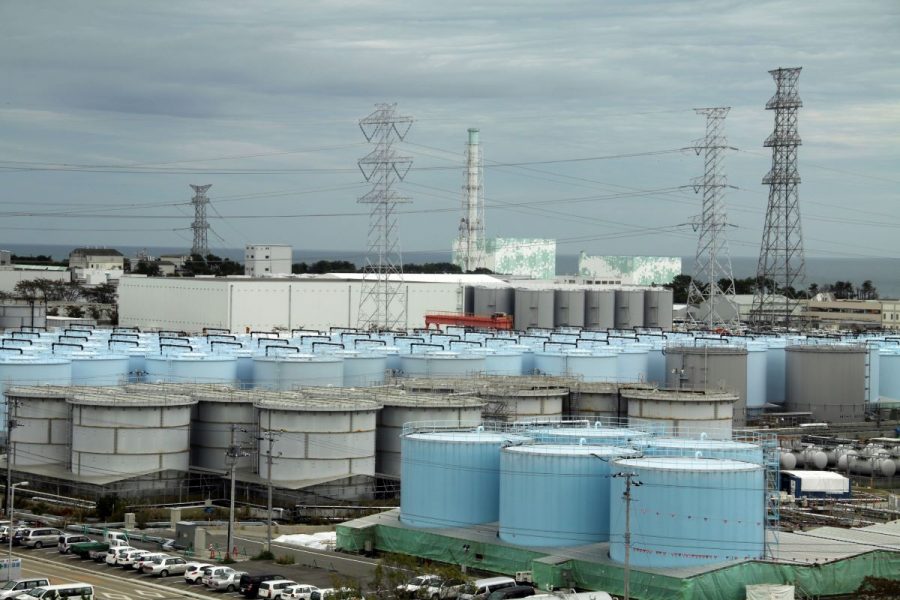 Antalet behållare med radioaktivt vatten utanför Fukushimas kärnkraftverk fortsätter att växa och snart måste ett beslut tas om vad som ska hända med det.