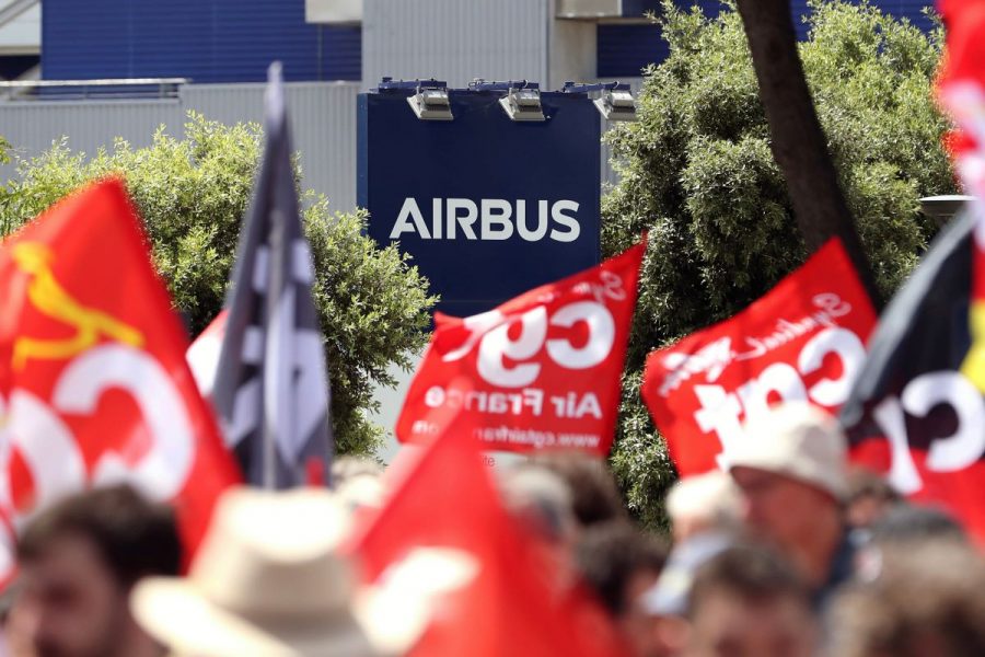Airbus planer på att skära ner på personalstyrkan med 15000 personer har mötts med protester i många länder, här i Frankrike.