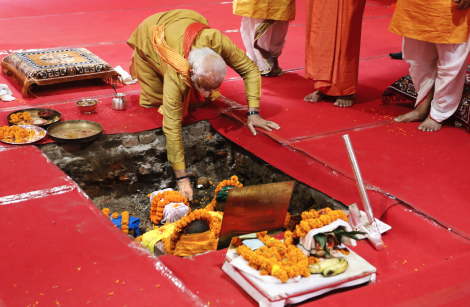 Indiens premiärminister Narendra Modi utför en ritual under ceremonin som inledde tempelbygget i Ayodhya.