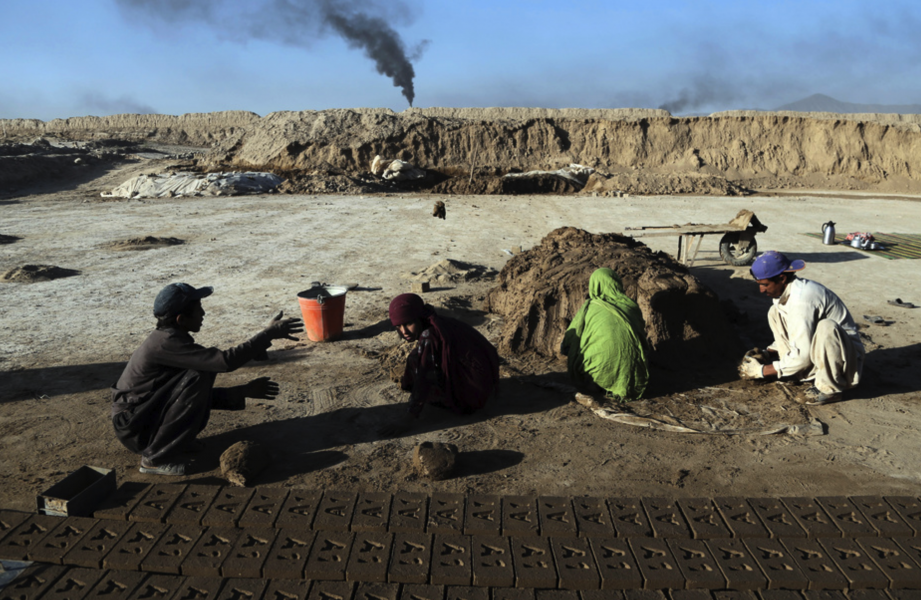 Barn arbetar i en tegelfabrik i utkanten av Afghanistans huvudstad Kabul.