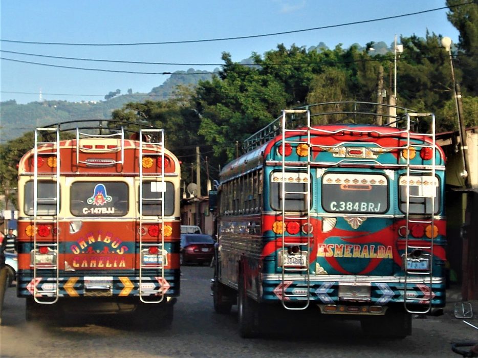 Två bussar på väg genom Guatemala – ett land vars totala BNP bara är hälften så stor som Amazons grundare Jeff Bezos samlade tillgångar, skriver Stefan Strömberg.