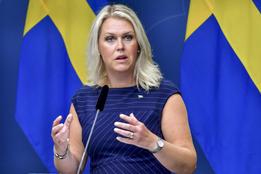 Socialminister Lena Hallengren (S) tar emot den största översynen av socialtjänsten på decennier.