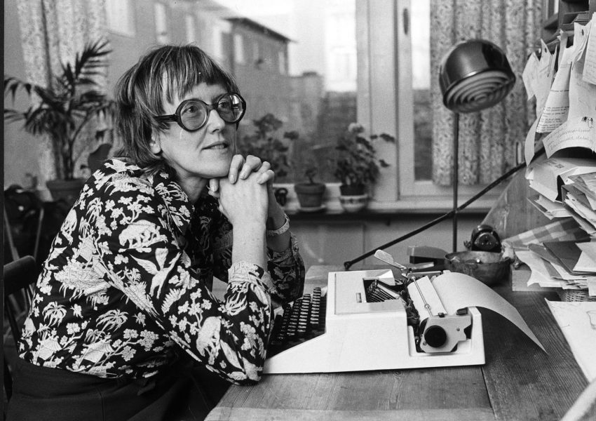 Författaren Kerstin Thorvall vid sin skrivmaskin 1974.