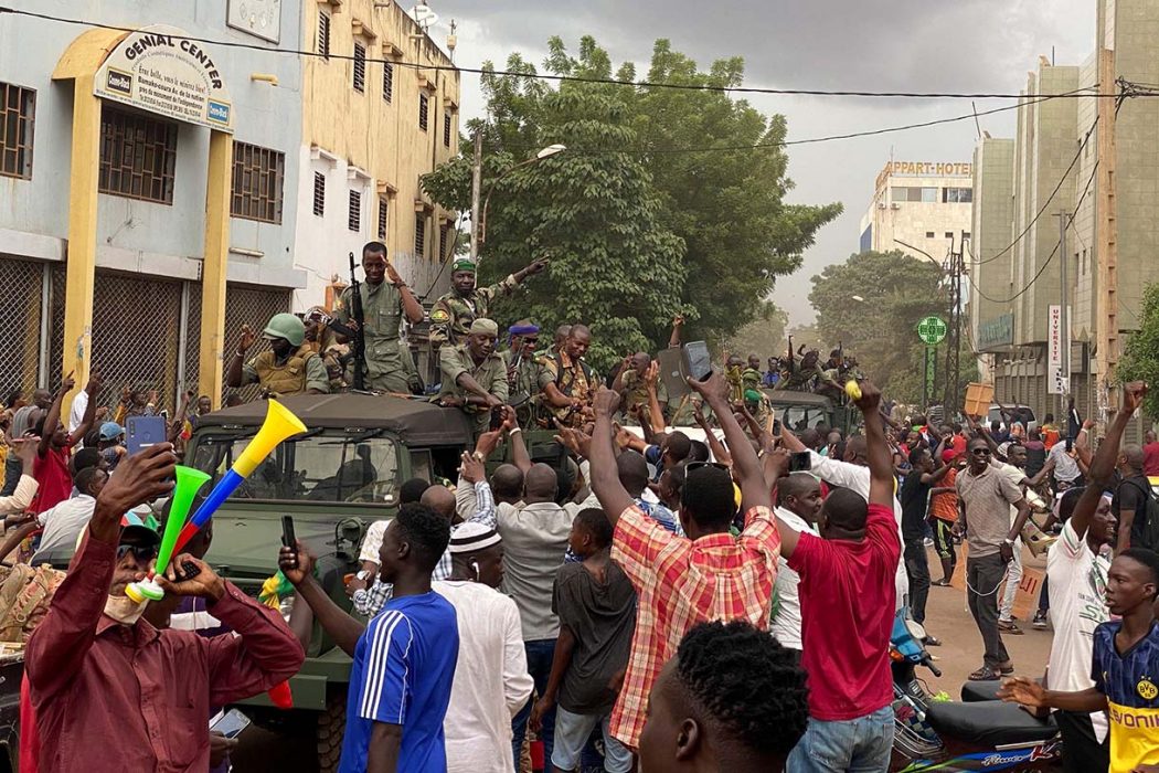 Soldater i Mali hyllas när de kommer fram till Independence square i Bamako den 18 augusti 2020.
